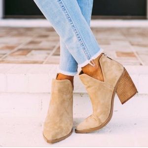 NWOT STEVE MADDEN ALYSE TAN SUEDE BOOTIES